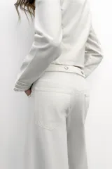 Jeans negro de tiro medio con corte balloon fit, diseño de cinco bolsillos y bajo acabado en puño con abertura y botón.