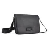 Cartera bandolera negra de cuero sintético, con correa larga ajustable y cierre con solapa.