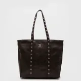 Tote bag de cuero sintético color negro, con diseño estructurado y tiras decoradas con ojetillos metálicos plateados que se extienden desde la base hasta las asas. Incluye un logo metálico plateado en la parte frontal.