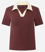Blusa acanalada color borgoña con cuello polo contrastante en color crema, de mangas cortas y corte ajustado.