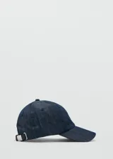 Gorro tipo gorra de visera curva de denim azul, con regulador metálico en la parte posterior.