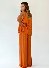 Pantalón fucsia de corte palazzo y textura plisada.