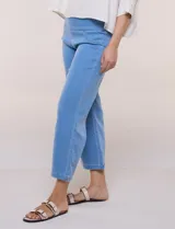 Jegging crop de estilo pull-on confeccionado en denim con elasticidad para un calce adaptable, cintura ancha totalmente elastizada, bolsillos simulados pespunteados y pierna de corte recto con largo tobillero.