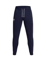 Pantalón de jogging Under Armour Rival Terry para hombre, color azul marino, con logo estampado en blanco en la pierna izquierda. Confeccionado en tejido de felpa francesa ligera y cómoda. Corte ajustado con puños elásticos en los tobillos y cintura elástica con cordón ajustable.