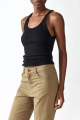 Pantalón tobillero de corte bootcut en lona de algodón, color marrón, con cintura estándar, bolsillos delanteros y pliegues marcados.