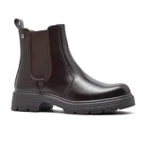 Bota tipo Chelsea de cuero negro, con paneles elásticos laterales, tirador trasero y suela de goma dentada con detalle de pespuntes en el borde.