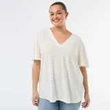 Camiseta blanca de manga corta con escote en V y diseño de tejido calado perforado.