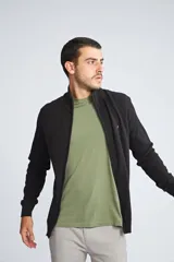 Campera tejida de algodón con cierre frontal completo, cuello alto y mangas largas. Presenta un diseño básico con logo bordado en el pecho.