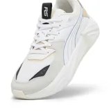 Championes Puma RS-Pulsoid color blanco con detalles en beige y celeste. Capellada de tela con revestimientos de gamuza, entresuela RS (Running System) y suela de goma.