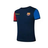 Camiseta de fútbol del FC Barcelona, color azul marino con mangas de distinto color (rojo y azul), escudo del club en el pecho y logo de la marca deportiva.
