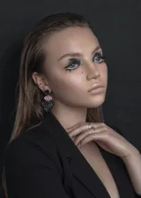 Aros colgantes con forma de corazón y labios, con glitter.