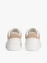Zapatillas de corte bajo Tommy Hilfiger, confeccionadas en piel napa blanca con paneles de textura contrastante en el talón. Presentan suela gruesa de goma, cierre con cordones y logo metálico en bajo relieve en el lateral.