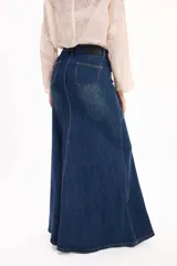 Falda larga de denim azul con tiro alto, corte ajustado en la parte superior y caída amplia hacia el ruedo. Presenta costuras decorativas en diagonal que aportan movimiento y diseño.