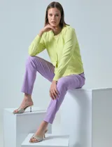 Pantalón blanco de gabardina elastizada, marca Zac & Rachel. Con pretina con pasadores, botón y cierre. Delantera con tres bolsillos. Trasera con bolsillos ojal.