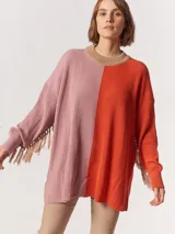 Buzo tejido oversized con bloques de color blanco y gris, cuello redondo en verde neón, tajos laterales y flecos verdes en las mangas.