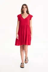 Vestido corto rojo de viscosa con escote en V, mangas cortas con volados y diseño escalonado en la falda.