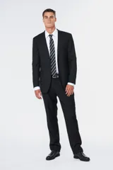 Traje clásico negro de corte fit, compuesto por saco de botonadura simple con bolsillos con solapa y pantalón de vestir a juego.