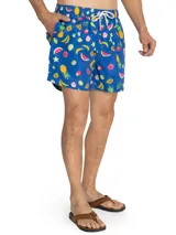 Short de baño azul con estampado de frutas tropicales.