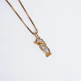 Collar de cadena fina tipo veneciana en oro 18k con dije colgante de diseño estilizado que combina oro y nácar.