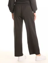 Pantalón tipo jogger de corte recto, color marrón con estampado animal print sutil. Presenta pretina ancha elastizada con lazo de ajuste y bolsillos laterales.