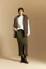 Chaleco acolchado de nylon color negro, con diseño capitoneado, capucha integrada y cierre frontal con tirador metálico.
