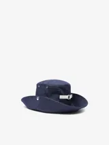 Sombrero tipo bucket de denim azul con ala ancha y cordón ajustable. Logo de la marca bordado en el frente.