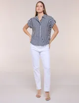 Camisa de calce holgado color blanco con rayas verticales negras, cuello camisero clásico, abotonadura frontal y mangas cortas.