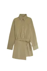 Vestido corto de algodón color beige, con diseño de camisa de manga larga en la parte superior y falda cruzada tipo pareo con bajo asimétrico y lazada lateral.