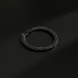 Pulsera de acero color negro con eslabones tipo cadena.