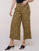 Pantalón crop fluido con estampado animal print, tiro alto y pretina elástica en la parte posterior. Cuenta con bolsillos laterales y perneras amplias y rectas.