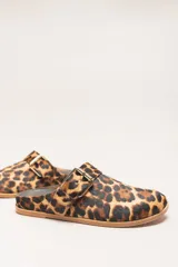Zueco destalonado de cuero vacuno con estampado de leopardo. Presenta una tira ancha con hebilla metálica dorada sobre el empeine.