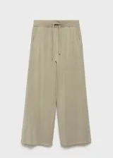 Pantalón de pierna ancha color verde militar, confeccionado en tejido de modal, poliéster y elastano, con cintura elástica con cordón ajustable y bolsillos laterales.
