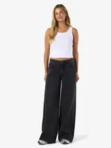 Jean wide leg de tiro medio y pernera ancha, color negro con efecto lavado. Cuenta con diseño clásico de denim y bolsillos delanteros y traseros.
