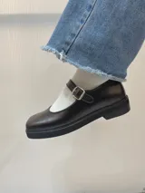 Zapatos Mary Jane color marrón oscuro de cuero, con punta cuadrada, tira sobre el empeine con hebilla metálica plateada y plataforma con suela track.