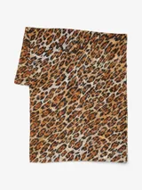 Bufanda rectangular de tela fina con estampado de leopardo en tonos marrones, negros y beige.