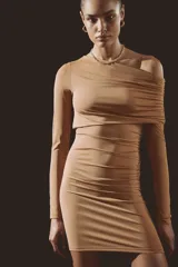 Vestido entallado corto en punto elástico con escote asimétrico de un hombro, capa superior adicional drapeada y manga larga con costuras fruncidas en los laterales.