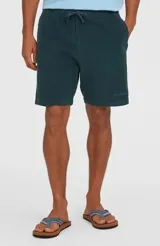 Bermuda O’Neill color verde oscuro, de corte recto con cintura elástica ajustable mediante cordón y bolsillos laterales.
