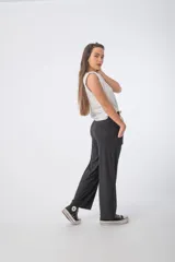 Pantalón verde de morley, corte recto y bolsillos laterales.