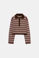 Jersey de punto con diseño de rayas horizontales en tonos marrón, rosado y verde menta. Presenta cuello tipo polo, manga larga y cierre frontal con botones.
