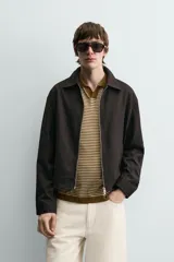 Sobrecamisa regular fit color gris oscuro, confeccionada en tejido con viscosa. Presenta cuello solapa, manga larga con puño abotonado, bolsillos de vivo en la cadera y cierre frontal con cremallera.