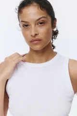 Musculosa de punto acanalado de algodón, color blanco, de corte entallado con escote redondo y sisas ribeteadas.