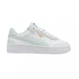 Championes Puma modelo CA Match Court, de diseño urbano con base blanca y detalles en color verde menta. Presentan una silueta clásica de corte bajo con perforaciones laterales para ventilación, logo de la marca en dorado y suela de plataforma.
