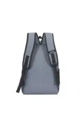 Mochila Discovery de diseño urbano, combinando paneles en gris, negro y verde oliva. Cuenta con un compartimento principal amplio, un bolsillo frontal con cierre, bolsillos laterales de red y correas ajustables acolchadas. Incluye el logo de la marca bordado en la parte superior y el nombre estampado en la base.