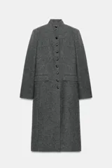 Abrigo largo gris melange de lana de la colección ZW de Zara, con cuello subido, cierre frontal abotonado y bolsillos con solapa en el delantero.
