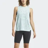 Musculosa deportiva Reebok, color celeste pálido, con cuello redondo y diseño sin mangas. Presenta un patrón texturizado que simula piel de serpiente o reptil.
