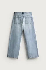 Jeans de denim de algodón en color azul con efecto desgastado, tiro medio y corte recto de ajuste holgado (loose fit). Cuenta con diseño clásico de cinco bolsillos y cierre frontal con cremallera y botón.