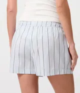 Short de pijama Lov confeccionado en tricolina de algodón, con diseño holgado, estampado a rayas celestes y grises, y cintura elástica con etiqueta frontal de la marca.