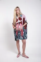 Camisa oversize estampada de manga corta ancha y largo extendido, con ilustración artística exclusiva.