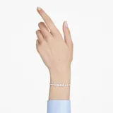 Pulsera plateada con cristales blancos redondos engarzados en bisel. Tiene un cierre deslizante que permite ajustarla a la muñeca.