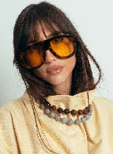 Collar doble de cuentas esféricas, con una hilera de cuentas color marrón jaspeado y otra hilera de cuentas color gris claro.